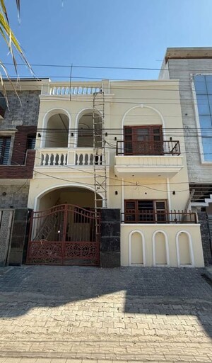 6 BHK Independent House For Sale in Sector 11