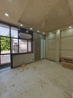 Room in 3 BHK Builder Floor at Greater Kailash ii – for Rent