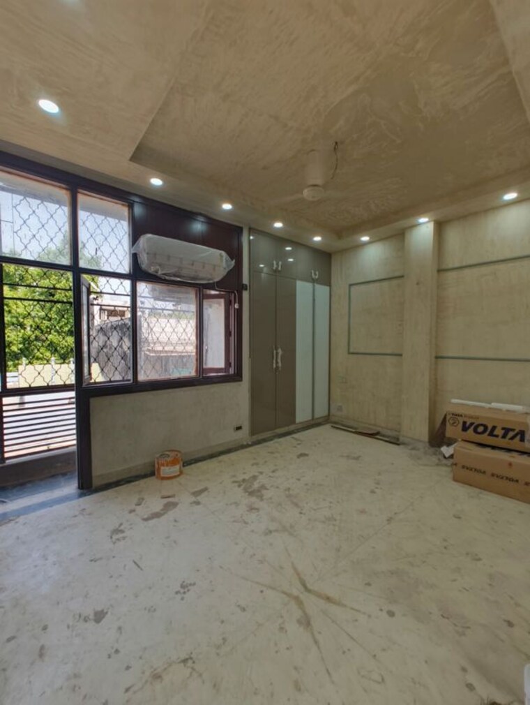 Room, greater kailash ii 3 Bedroom 250 Sq.Yd. Builder Floor In Greater Kailash ii Delhi 10389347