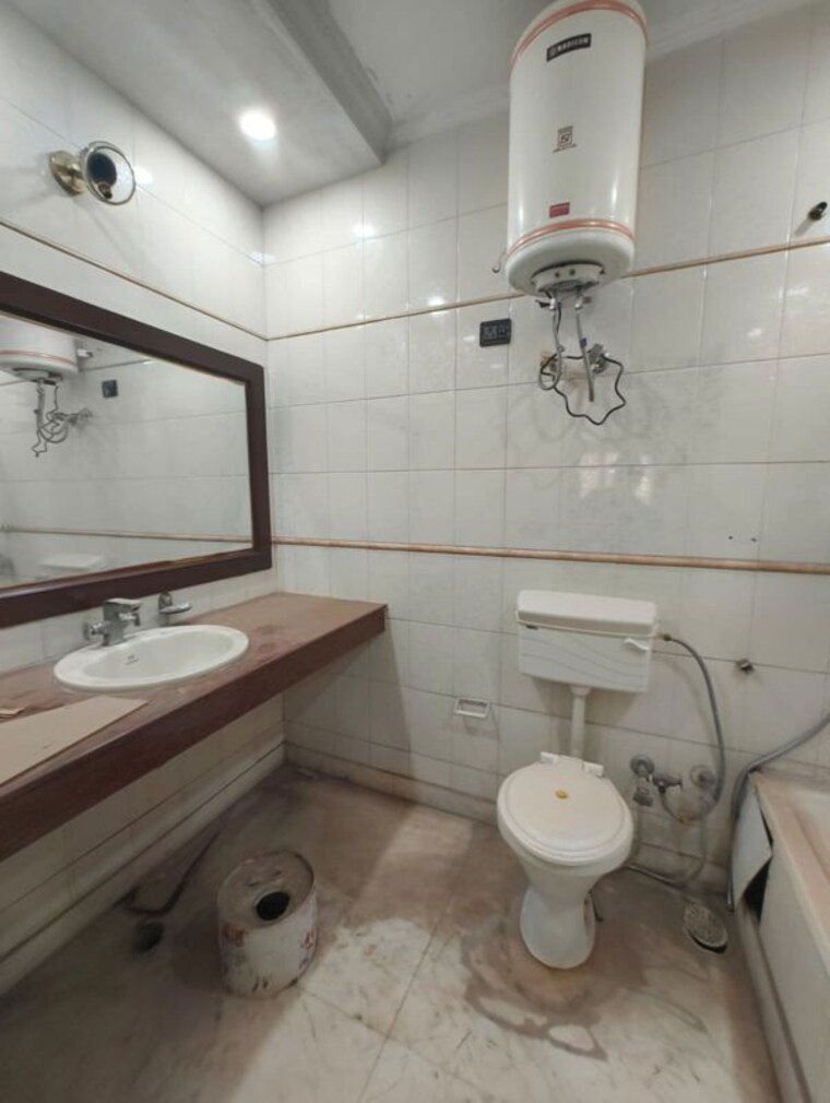 Bathroom, greater kailash ii 3 Bedroom 250 Sq.Yd. Builder Floor In Greater Kailash ii Delhi 10389347