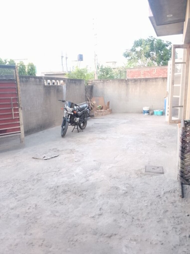  Parking, kharar road  300 Sq.Yd. Independent House In Kharar Road Mohali 10389306