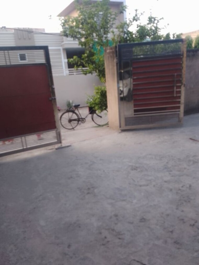  Parking, kharar road  300 Sq.Yd. Independent House In Kharar Road Mohali 10389306