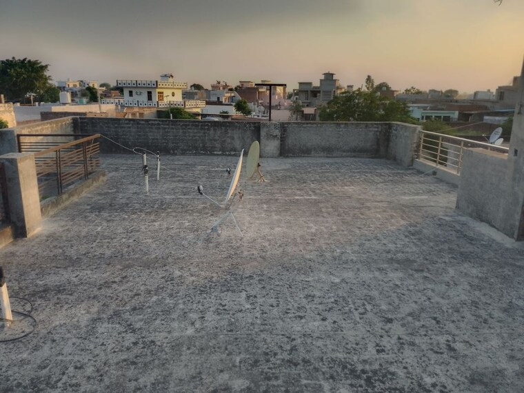 Terrace, kharar road  300 Sq.Yd. Independent House In Kharar Road Mohali 10389306
