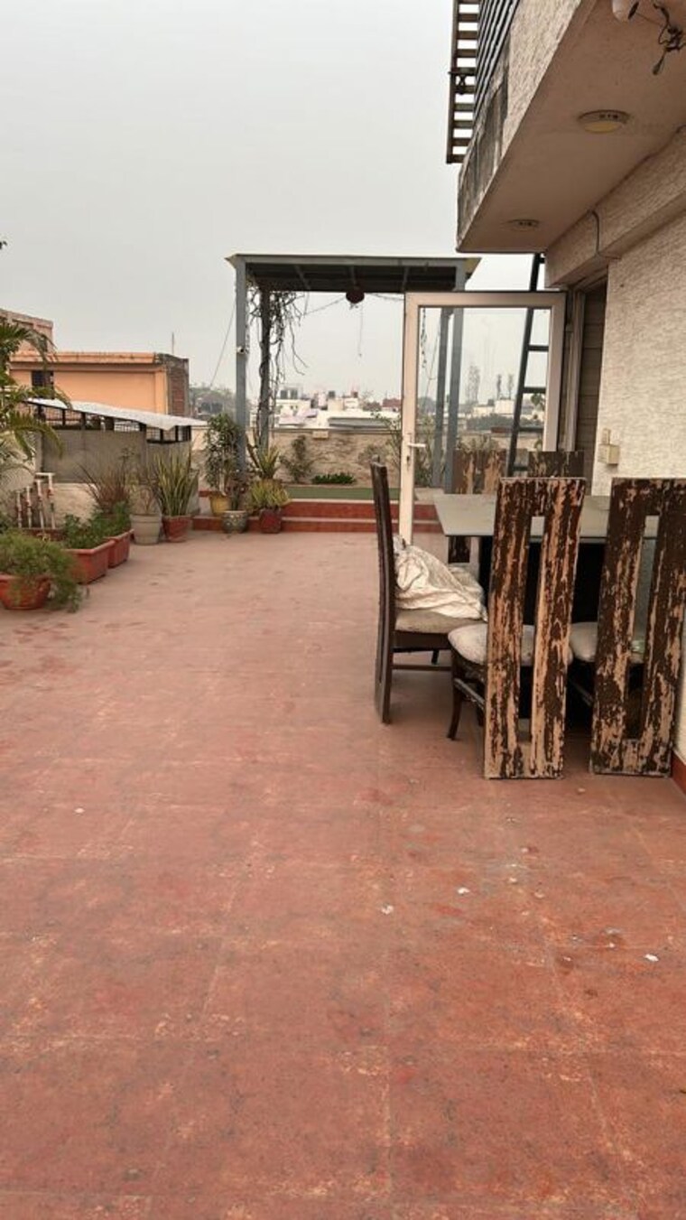 Gym, east of kailash 3 Bedroom 200 Sq.Ft. Builder Floor In East Of Kailash Delhi 10389387