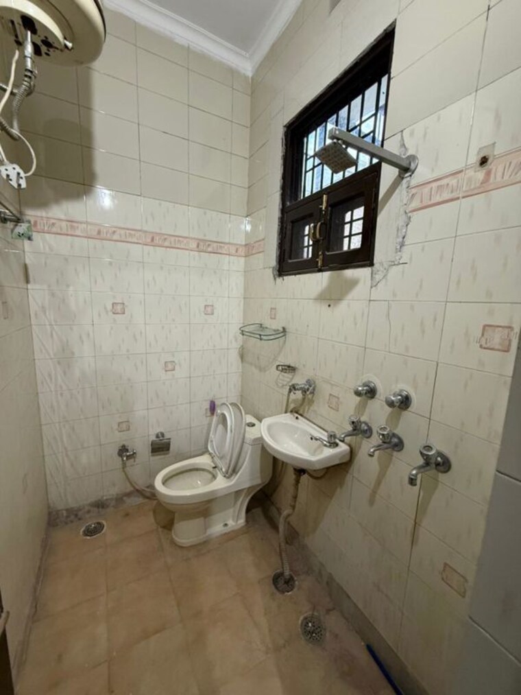 Bathroom, dhakoli 4 Bedroom 125 Sq.Yd. Independent House In Dhakoli Zirakpur 10389410