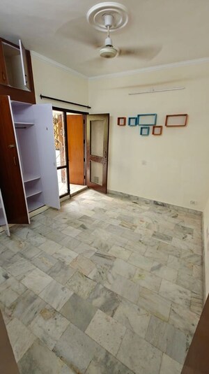 Room in 3.5 BHK Apartment at Vasant Kunj – for Rent