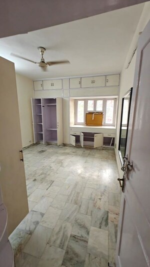 Room in 3.5 BHK Apartment at Vasant Kunj – for Rent