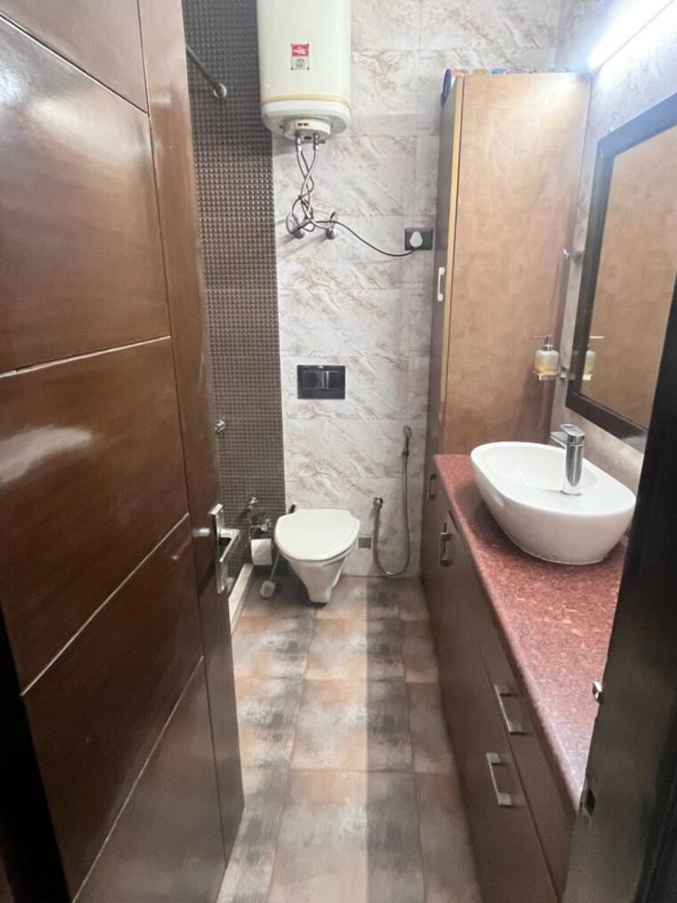 Bathroom, east of kailash 3 Bedroom 200 Sq.Yd. Builder Floor In East Of Kailash Delhi 10389432