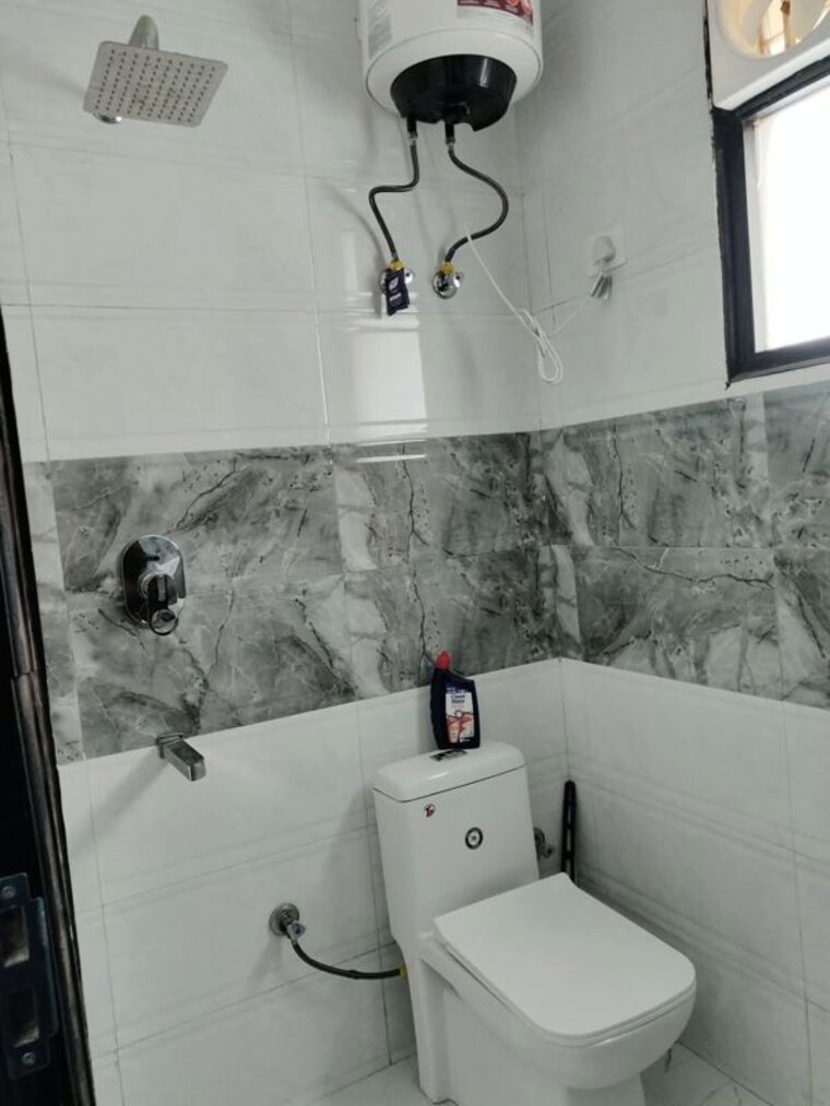 Bathroom, kohat enclave 3 Bedroom 1350 Sq.Ft. Builder Floor In Kohat Enclave Delhi 10389511