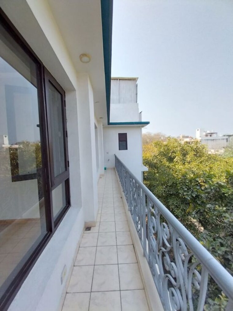 Balcony, gulmohar park 4 Bedroom 425 Sq.Yd. Builder Floor In Gulmohar Park Delhi 10389549
