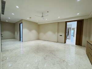 Room in 4 BHK Apartment at Rustomjee Crown, Prabhadevi – for Rent