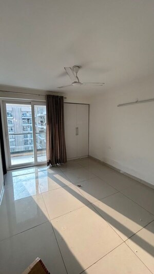 Room in 3 BHK Apartment at Hermitage Centralis, Vip Road – for Rent