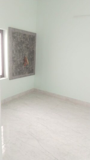 Room in 2 BHK Builder Floor at Gomti Nagar – for Rent