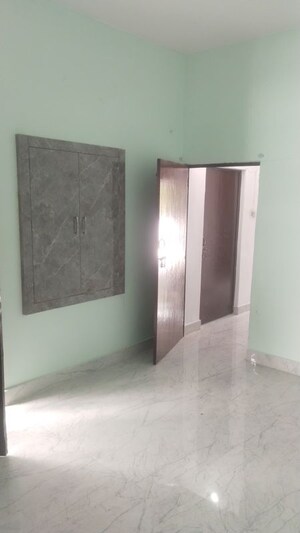 Room in 2 BHK Builder Floor at Gomti Nagar – for Rent
