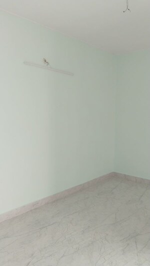 Room in 2 BHK Builder Floor at Gomti Nagar – for Rent