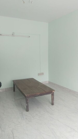 Room in 2 BHK Builder Floor at Gomti Nagar – for Rent
