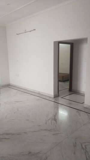 Room in 2 BHK Builder Floor at Gomti Nagar – for Rent