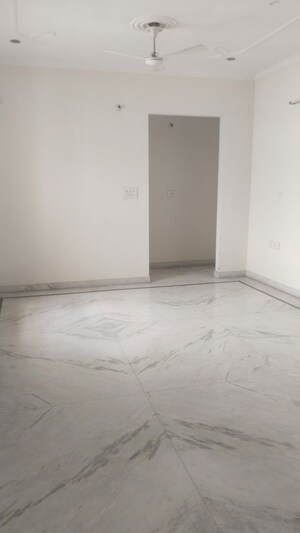 Room in 2 BHK Builder Floor at Gomti Nagar – for Rent