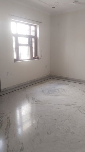 Room in 2 BHK Builder Floor at Gomti Nagar – for Rent
