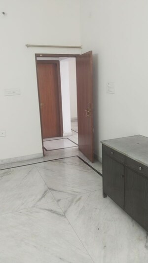 Room in 2 BHK Builder Floor at Gomti Nagar – for Rent