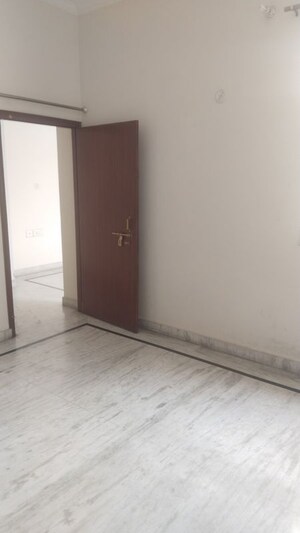 Room in 2 BHK Builder Floor at Gomti Nagar – for Rent