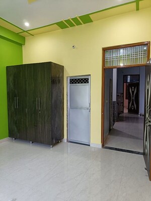 Room in 2 BHK Builder Floor at Gomti Nagar – for Rent