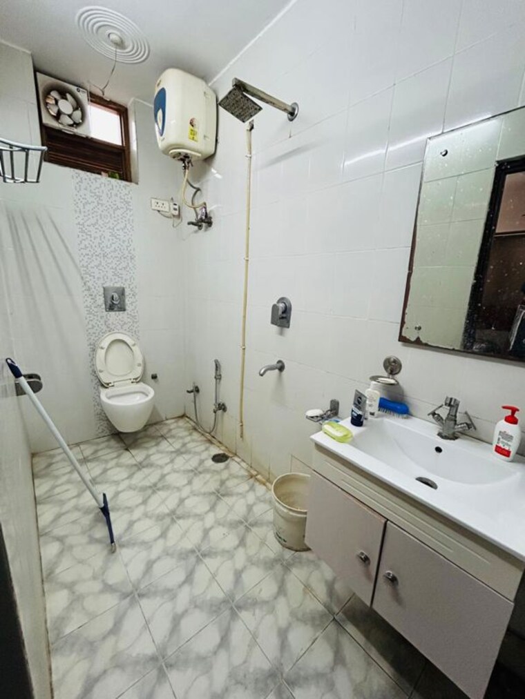 Bathroom, palam-vihar-residents-association 2 Bedroom 750 Sq.Ft. Builder Floor In Palam Vihar Gurgaon 10389618