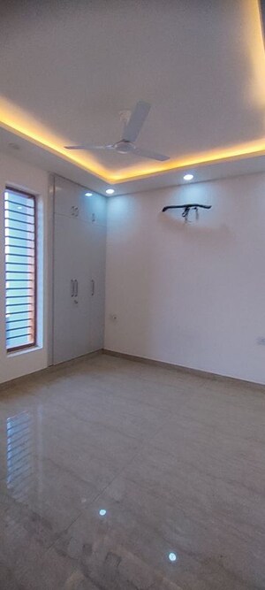 Room in 3 BHK Builder Floor at Sector 81 – for Rent