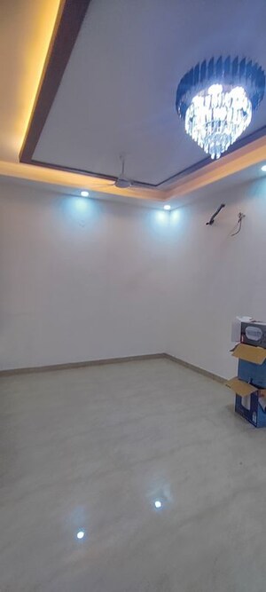 Room in 3 BHK Builder Floor at Sector 81 – for Rent