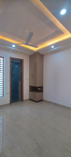 Room in 3 BHK Builder Floor at Sector 81 – for Rent