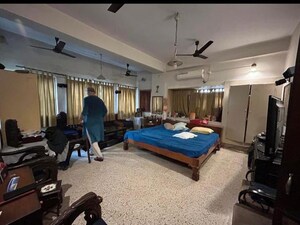 Parking in 5 BHK Builder Floor at Ballygunge Place – for Sale