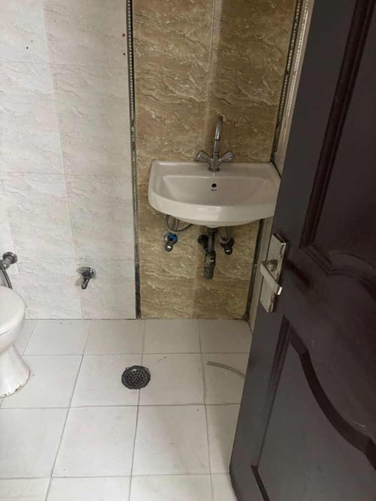 Bathroom, vasundhara sector 3 2 Bedroom 65 Sq.Mt. Builder Floor In Vasundhara Sector 3 Ghaziabad 10389700