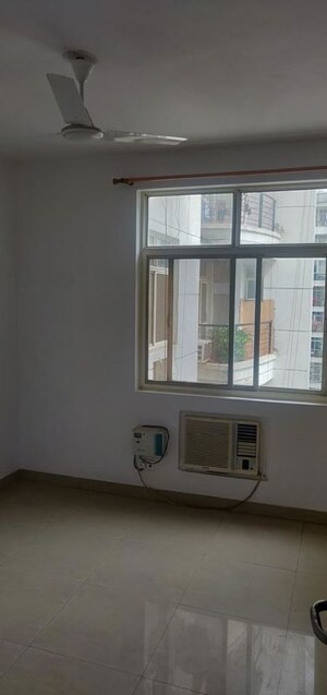 Room in 3 BHK Apartment at Omaxe Heights Gomti Nagar, Gomti Nagar – for Rent