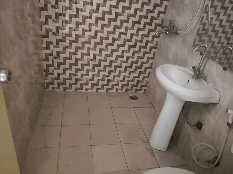 Bathroom, gaur-city-2-14th-avenue 2 Bedroom 955 Sq.Ft. Apartment In Sector 16c Greater Noida Greater Noida 10389757