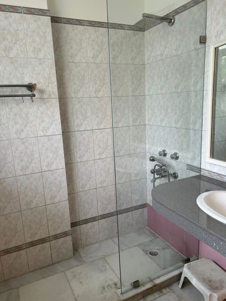Bathroom, vasant vihar 3 Bedroom 450 Sq.Yd. Builder Floor In Vasant Vihar Delhi 10389859