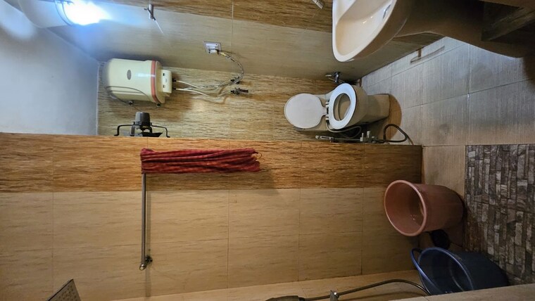 Bathroom, dilshad colony 2 Bedroom 900 Sq.Ft. Builder Floor In Dilshad Colony Delhi 10389860