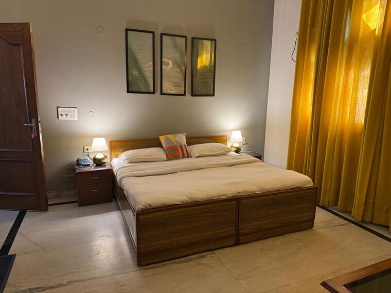 Bedroom, defence colony 3 Bedroom 217 Sq.Yd. Apartment In Defence Colony Delhi 10389943
