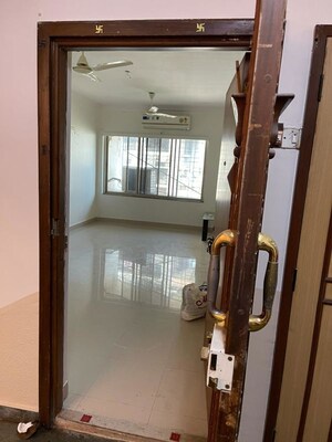 Room in 2 BHK Apartment at Serenity Tower, Andheri West – for Rent