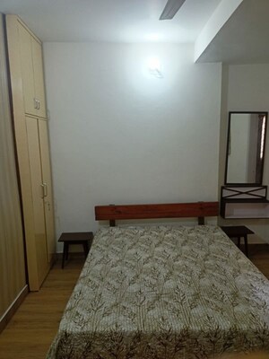 Room in 4 BHK Apartment at Defence Colony – for Rent