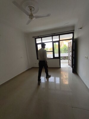 Room in 3 BHK Apartment at Vip Road – for Rent