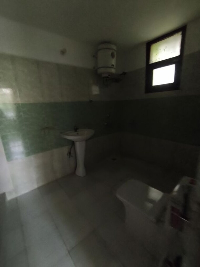 Bathroom, vip road 3 Bedroom 1850 Sq.Ft. Apartment In Vip Road Zirakpur 10390153