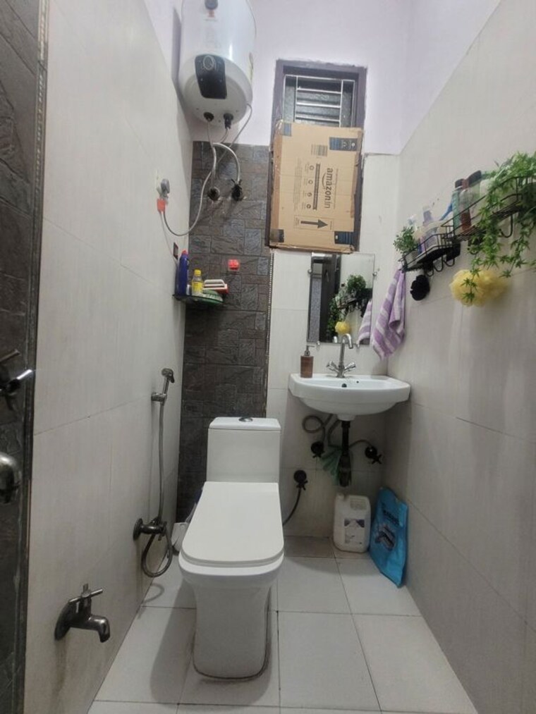 Bathroom, vasundhara sector 5 3 Bedroom 78 Sq.Mt. Builder Floor In Vasundhara Sector 5 Ghaziabad 10390158