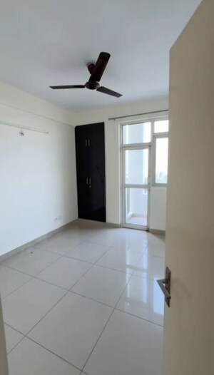 Room in 3 BHK Apartment at Wave Executive Floors, Wave City – for Sale