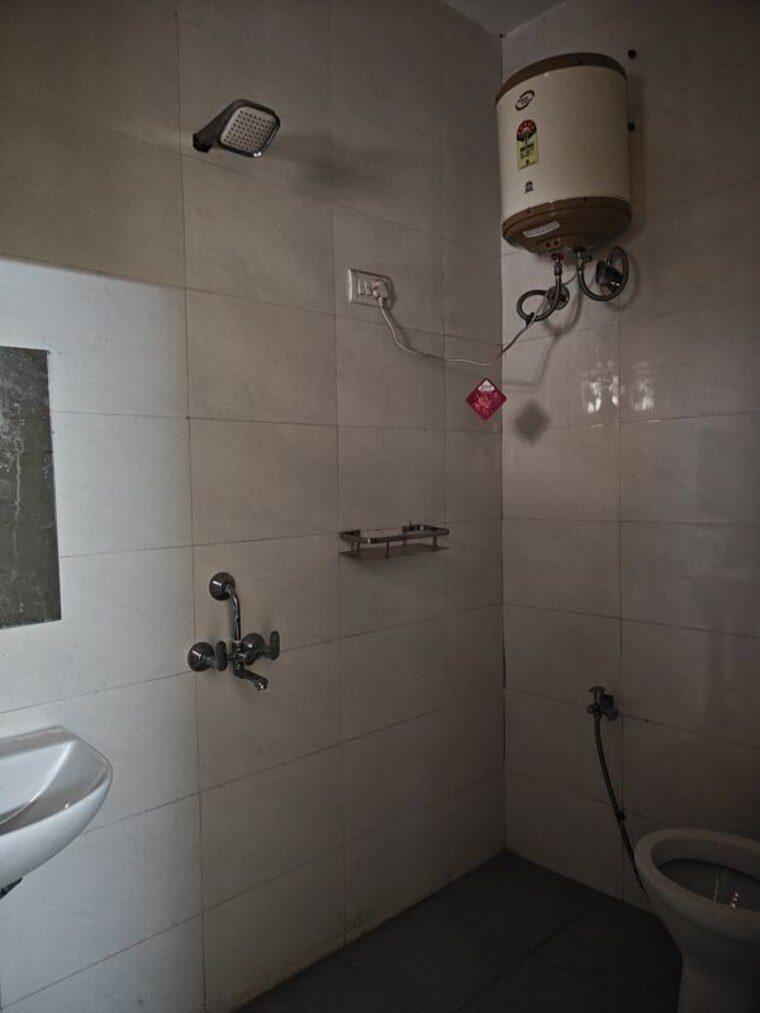 Bathroom, ansal-plaza-sector-23 2 Bedroom 1200 Sq.Ft. Builder Floor In Sector 23 Gurgaon 10390178
