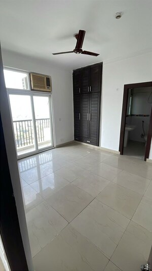 Room in 2.5 BHK Apartment at Supertech Cape Town, Sector 74 – for Sale