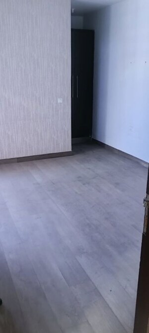 Room in 2.5 BHK Apartment at Jm Orchid, Sector 76 – for Rent