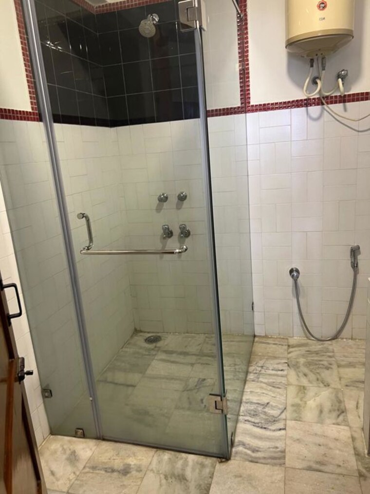 Bathroom, embassy-palace 3 Bedroom 2660 Sq.Ft. Apartment In Cunningham Road Bangalore 10390505