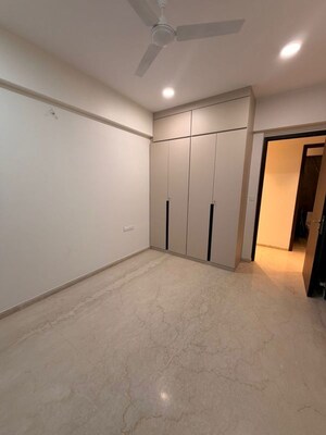 Room in 4 BHK Apartment at Kalpataru Magnus, Bandra East – for Rent