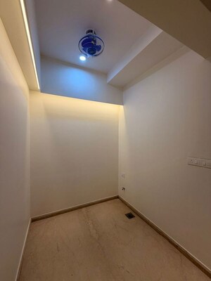 Room in 4 BHK Apartment at Kalpataru Magnus, Bandra East – for Rent