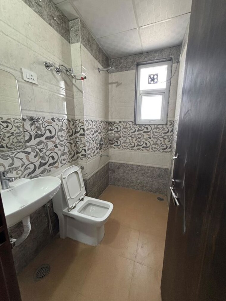 Bathroom, sector 57 3 Bedroom 1850 Sq.Ft. Builder Floor In Sector 57 Gurgaon 10390536
